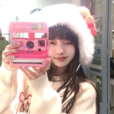 出墙红杏两家春